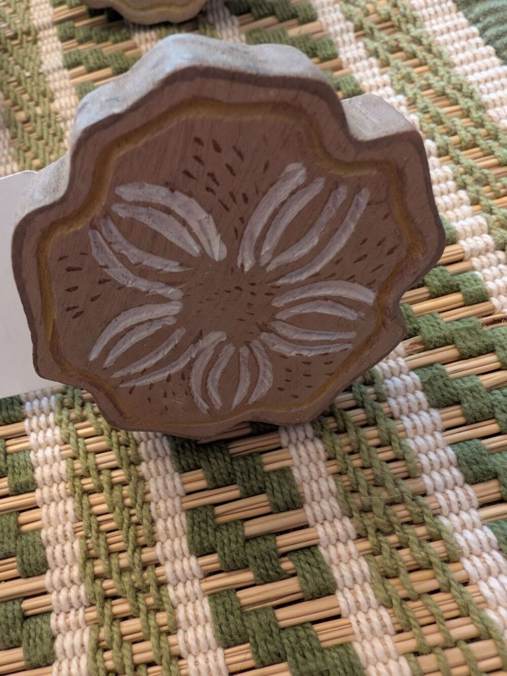 NWT 8 Pier 1 Wooden Napkin Ring Holders with Floral/Sand Dollar Design Beachy